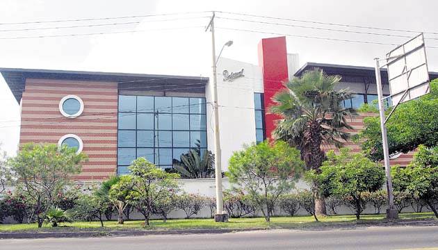 “Ingeniería eléctrica de alto nivel: Reorganización masiva de bandejas y cableado industrial para la planta de Galletas Pascual de Panamá.”
